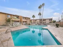 Cozy Condo Near Downtown Shared Pool and Hot Tub