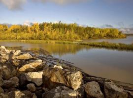 RiverSide Court Spacious Studio 1 Bedroom 2 Bedroom Fully Furnished Rental Thompson MB，位于汤普森的酒店