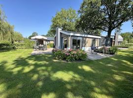 Chalet in Biddinghuizen, pool facilities，位于比丁赫伊曾的酒店