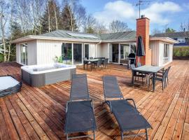 3 Bedroom Amazing Home In Farsø，位于Farsø的酒店