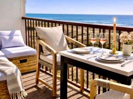 Oceanfront King Villa - Private Balcony & Steps to Sand，位于希尔顿黑德岛的酒店