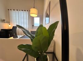 Spacious Family Suite with private Kitchenette and Laundry，位于哈利法克斯的酒店