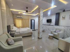 HoTEL MOKSHA GRAND，位于维杰亚瓦达的酒店