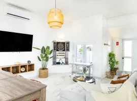 AQUA Casa A-8 - Vibrant & FUN 3 BR House with Pool