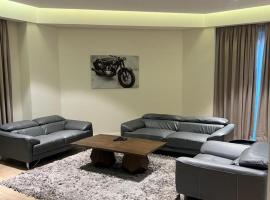 Pearl Properties three bedroom apartment，位于Trofwi的酒店