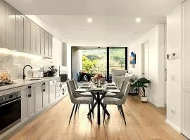 Luxury 2BR Thirroul Stay - Beach - Train - Car Free
