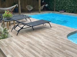 Beautiful apartment with pool Générac，位于Générac的酒店