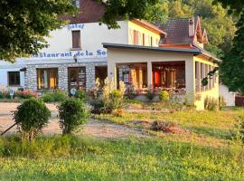 LA SOURCE Jacquet depuis 1954 Hôtel et Studio，位于Saint-Jean-de-Chevelu的酒店