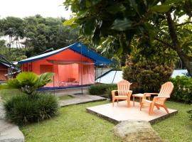 Glamping Camphills，位于Gunungpicung的酒店