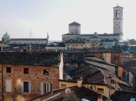 Spacious La Torre Apartment in Chiari near Station & Center Vista Duomo, Sleeps 5