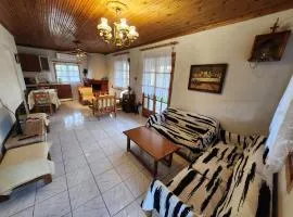 Peaceful 2-bedroom house 800m from beach