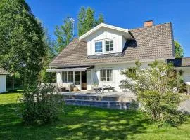 5 Bedroom Cozy Home In Gräddö