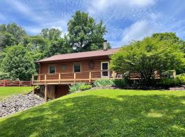 Relaxing Family Cabin with Pool &Hot Tub! Sleeps 5!，位于纳什维尔的酒店