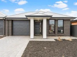Stylish Luxury 4BR - Close to Wineries & City