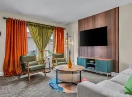 Mid-Century stay with Pool ,Golf Retreat and cool Comfort