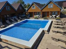 Vakantiehuizen met twee verdiepingen en een zwembad