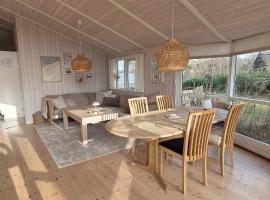 Bright And Cozy Summer House With Spa And Sauna，位于Græsted的酒店