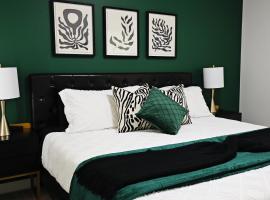 BoHo Modern Retreat King Fireplace Disney，位于埃德蒙顿的酒店