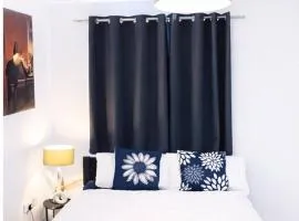Deluxe En-suite Room w FastWiFi, Free Parking Equipped Kitchen