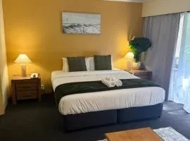 Leafy Studio Retreat near Shops Motorway Access by Custom Bnb Hosting
