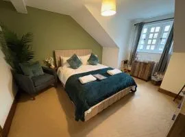 True Lovers Knot, Tarrant Keyneston