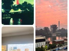 Spacious 3 Bedroom Condo Nile View in Agouza，位于开罗的酒店