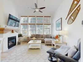 Relaxing mountain-view condo with shared hot tub pool & more-walk to ski lifts