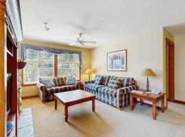 Ski-in - ski-out condo with mountain view shared hot tub pool & resort amenities，位于索利图德的酒店