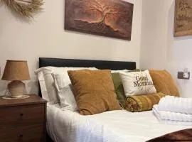 Studio D - Newly renovated private 1 bed studio near Trent Bridge Cricket Ground and National Water Sports Centre