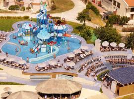 Royal Bay Resort & Aqua Park - All Inclusive and Free beach accsess，位于巴尔奇克的酒店
