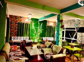 Batohi hotel cafe & Restaurant，位于Devaprayāg的酒店