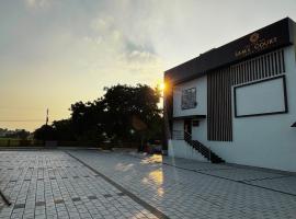 The Sam's Court Elite Stay，位于Tiruvallarai的酒店