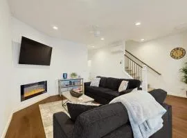 Beautiful Spacious Townhome close to downtown & UO with WiFi AC Fireplace