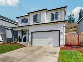 Spacious family friendly home with full kitchen enclosed yard washer & dryer