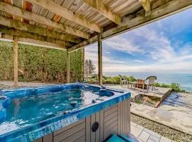 Gorgeous oceanfront estate with amazing views & hot tub - steps to quiet beach