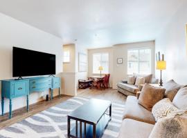 Dog-friendly condo with river views private W&D full kitchen & great location，位于弗洛伦斯的酒店
