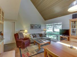 Dog-friendly condo with 6 SHARC passes & great golf course views，位于森赖弗的酒店