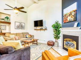 Dog-Friendly Condo Steps from the Village with Balcony WiFi & Gas Fireplace，位于森赖弗的酒店