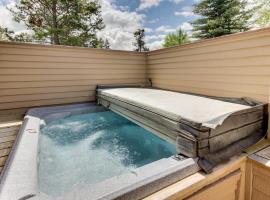 Inviting Sunriver Home with Golf Course Views and a Private Hot Tub - SHARC Access，位于森赖弗的酒店