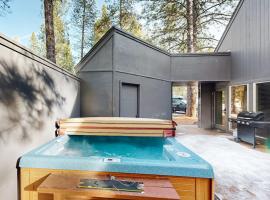 Cozy Dog-Friendly Home with Private Hot Tub Four SHARC Passes Close to Village，位于森赖弗的酒店