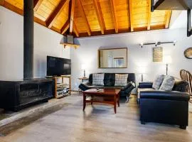 Cozy Dog-Friendly Home with Private Hot Tub Four SHARC Passes Close to Village