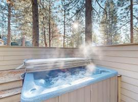 Elegant home with pool private hot tub game room deck & SHARC passes，位于森赖弗的酒店