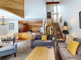 Open & modern condo with pool hot tub fireplace & W&D