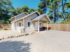 Private quiet dog-friendly home with firepit quarter mile from Heceta Beach
