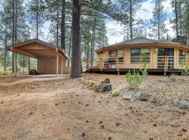 Yurt-style Home with Wraparound Deck SHARC Passes & WiFi，位于森赖弗的酒店