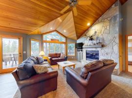 Inviting house with hot tub game tables bikes & partial mountain view，位于森赖弗的酒店
