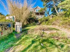 Private Hot Tub & Easy Access to the Beach - Dogs are Welcome