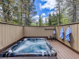 Sunny sanctuary with pool hot tub sauna grill fireplace W&D and New AC，位于森赖弗的酒店