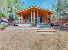 Charming riverfront bungalow dog-friendly firepit dock & W&D，位于森赖弗的酒店