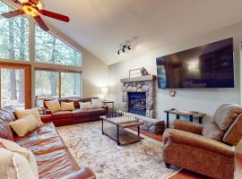 Gorgeous home with private hot tub SHARC passes bikes WiFi streaming，位于森赖弗的酒店